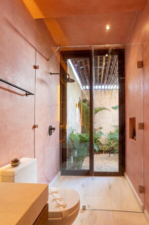 Dusche, Haartrockner, Shampoo