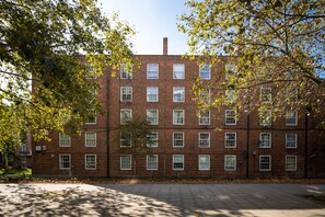 Exterior - Charming 4-Bedroom Apt Minutes from Borough St (Greater London)