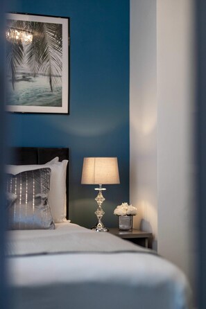 4 bedrooms, iron/ironing board, travel cot, WiFi - Charming 4-Bedroom Apt Minutes from Borough St (Greater London)