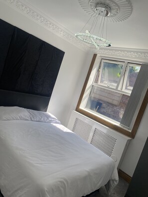 1 bedroom, bed sheets - Beautiful 1-bed Apartment in Wolverhampton (Wolverhampton)