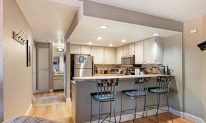 Køleskab, mikrobølgeovn, ovn, kogeplade