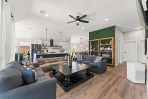 Televisor, llar de foc, videojocs i oficines 