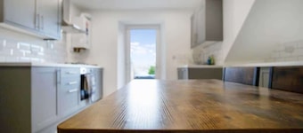 Dean St Retreat: Cosy Urban Escape, Sleeps 5!