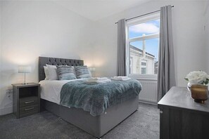 4 bedrooms, internet, bed sheets