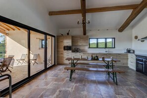 ثلاجة، ميكروويف، فرن، موقد طهي مسطح