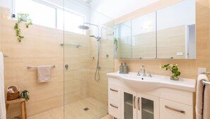 Shower - Evoke - Shoal Bay, 2 Leonard Ave , Stylish holiday house with air con, Wi-Fi & boat parking (Shoal Bay)
