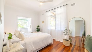 3 bedrooms, desk, iron/ironing board, free WiFi - Evoke - Shoal Bay, 2 Leonard Ave , Stylish holiday house with air con, Wi-Fi & boat parking (Shoal Bay)