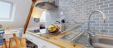 Fridge, oven, stovetop