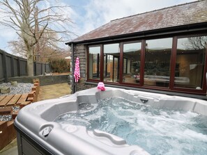 Cottage | Property grounds - Dant Y Llew (Bow Street)