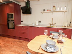 Fridge, dishwasher, electric kettle, toaster - Llygad Y Dydd (Bow Street)