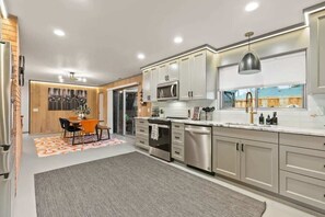 Geladeira, micro-ondas, fogão, cooktop