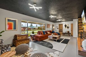 TV, lareira, videogames, aparelho de som