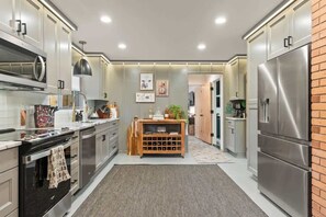 Geladeira, micro-ondas, fogão, cooktop