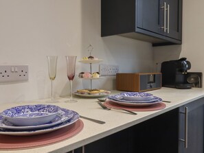 Jääkaappi, astianpesukone, vedenkeitin, leivänpaahdin