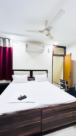 Deluxe Double Room | Soundproofing, free WiFi, bed sheets. Roomshala 140 Hotel 24&7 Malviya Nagar