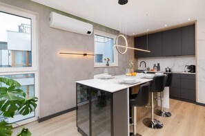 Kjøleskap, mikrobølgeovn, ovn og kokeplater