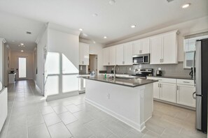 Fridge, microwave, stovetop, dishwasher