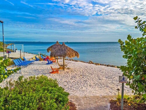 Bayfront Condo: Resort & Views
