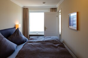 1 غرفة نوم ومكتب وتجهيزات عازلة للصوت ومكواة/لوح كي