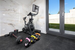 Vila superluxo, 4 quartos, piscina particular, vista para o mar | Fitness no quarto