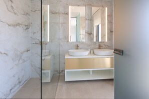 Luxury Villa, 4 Bedrooms, Private Pool, Sea View | Bathroom | Shower, hair dryer, towels, soap - Luxury Villa del Sol (Novalja)