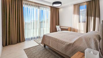 4 bedrooms, in-room safe, iron/ironing board, free WiFi