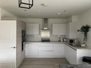Fridge, microwave, oven, stovetop - Beautiful Modern Tranquil Two Bedroom Apartment

 (Ebbsfleet Valley)