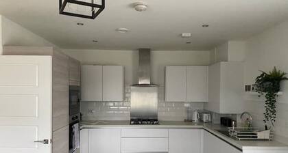 Beautiful Modern Tranquil Two Bedroom Apartment