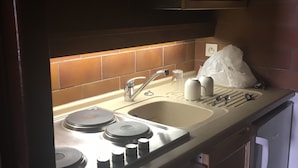 A kitchen with a stove, sink, and microwave. - Appt Résidence Maeva Mont d Arbois (Megève)