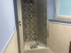 Douche, sĂšche-cheveux, bidet, serviettes fournies