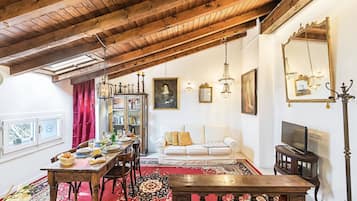 Een smart-tv en boeken