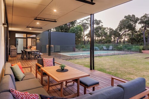 STYLISH & LUXE CONTEMPORARY ESCAPE SURROUNDED BY GORGEOUS NATURAL BUSHLAND