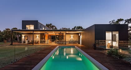STYLISH & LUXE CONTEMPORARY ESCAPE SURROUNDED BY GORGEOUS NATURAL BUSHLAND