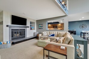 Smart TV, fireplace