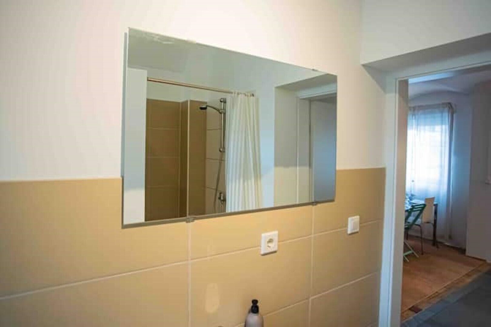 Dusche, Haartrockner, Seife, Toilettenpapier