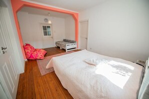 5 bedrooms, desk, soundproofing, travel crib