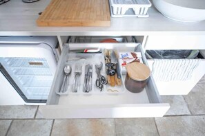 Fridge, oven, stovetop, coffee/tea maker