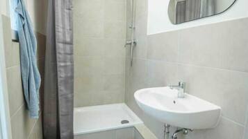 Douche, sĂšche-cheveux, serviettes fournies, savon