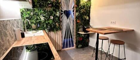 Een koelkast, een microgolfoven, een kookplaat