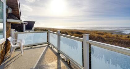 Oceanfront Moclips Escape w/ Deck & Beach Access!
