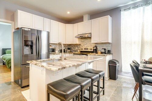 8 Mi to Louisville: New Albany Home w/ Grill!