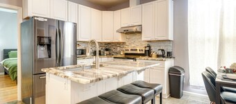 8 Mi to Louisville: New Albany Home w/ Grill!