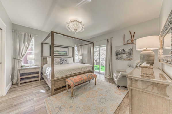 A four-poster bed with a bench, a bedside table, a lamp, and a mirror. - Ruidoso Home w/ Hot Tub & National Forest Access! (Ruidoso)