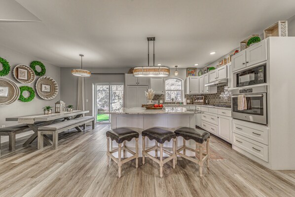 Microwave, oven, stovetop, dishwasher - Ruidoso Home w/ Hot Tub & National Forest Access! (Ruidoso)