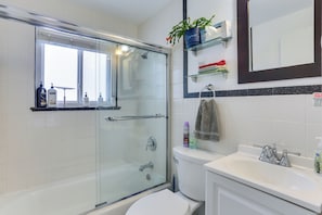 Apartment (2 Bedrooms) | Interior - Dog-friendly Denver Apartment w/ Shared Yard! (Denver)