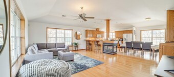 Game Room & Large Yard: Vinita Farmhouse!