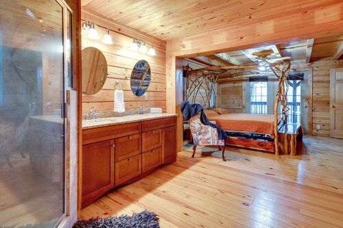 Riverfront Blue Ridge Cabin w/ Private Hot Tub