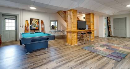 Riverfront Blue Ridge Cabin w/ Private Hot Tub