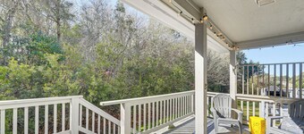 Well-equipped Emerald Isle Townhome: Pets Welcome!