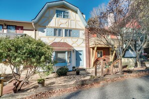 Apartment (3 Bedrooms) | Interior - Bright Helen Cottage: Walk to Town! (Helen)